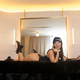 La actriz de porno Asa Akira en la cama de la tienda Pornhub en Nueva York. Imagen: Instagram